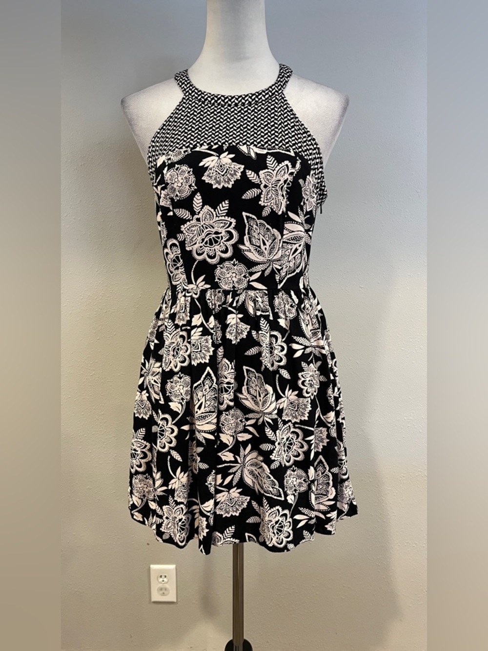 AEO Sleeveless Black & White‎ Floral Halter mini Dress size 6